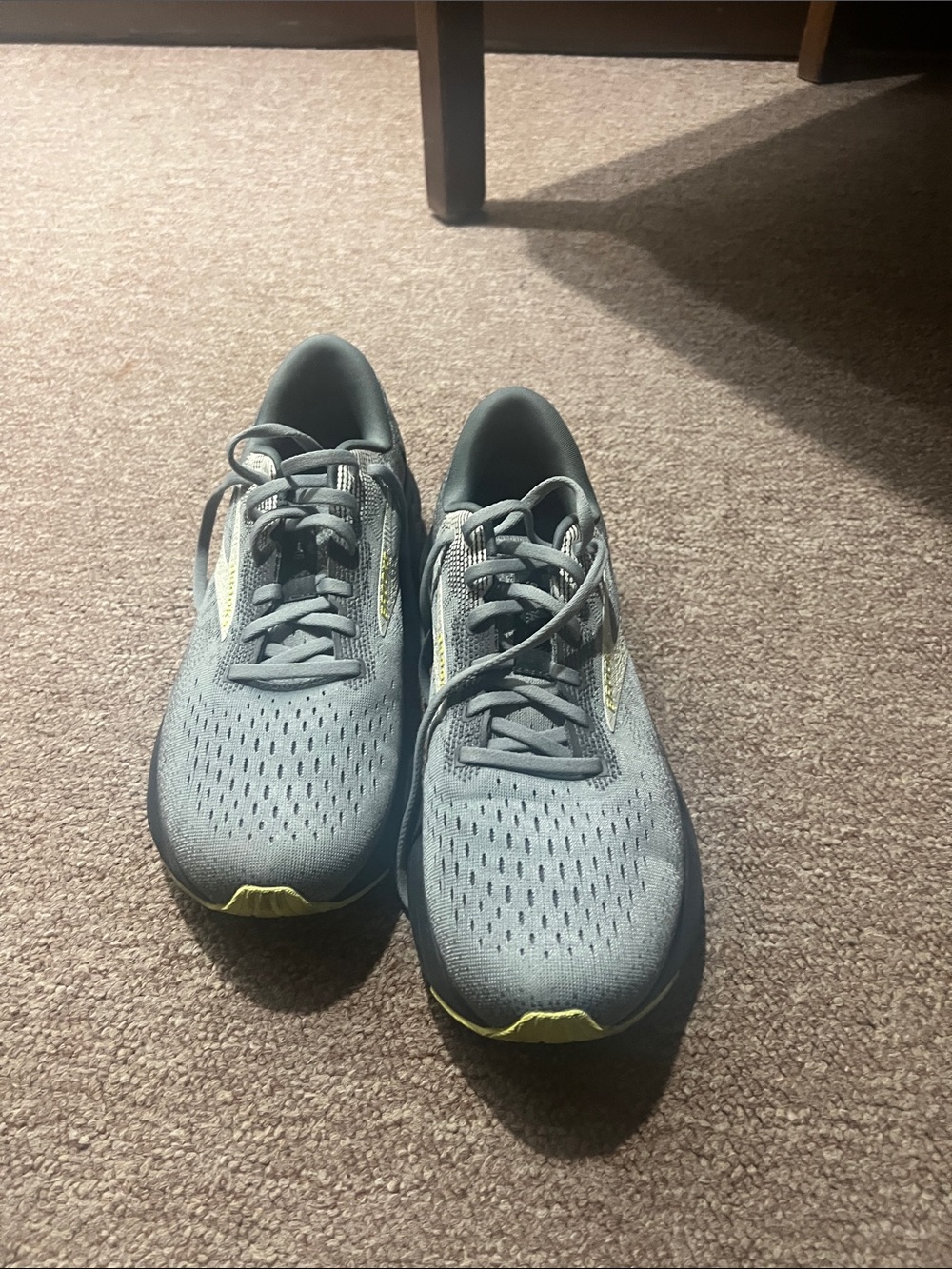 Brooks NEVER BEEN WORMen's Gray Athletic Running Shoes with Subtle Yellow Accent